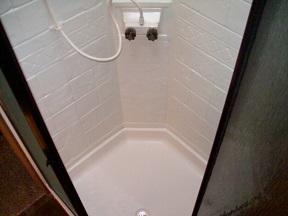 Neo-angle shower for extra elbow room