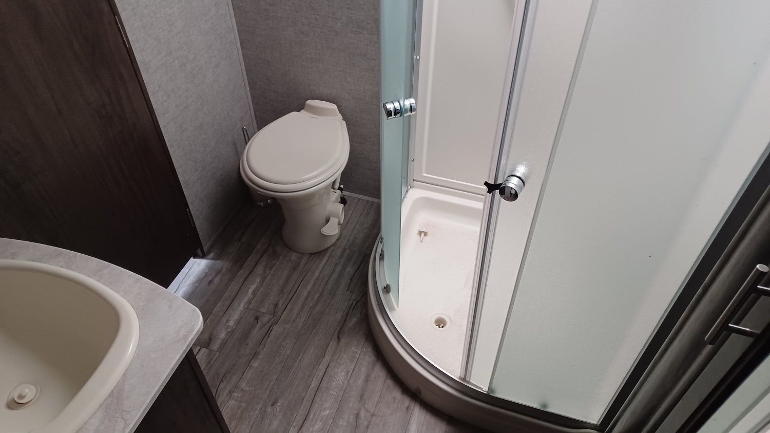 Arctic Wolf 305ML6 bathroom with a shiny porcelain head and radius obscure glass shower doors
