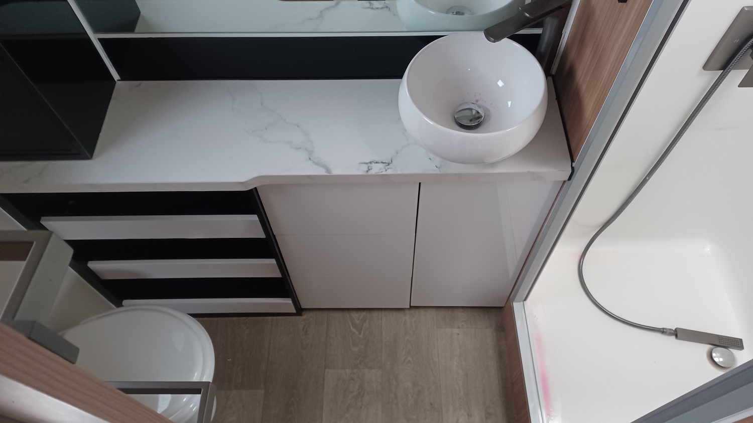 Black Series HQ15 bathroom