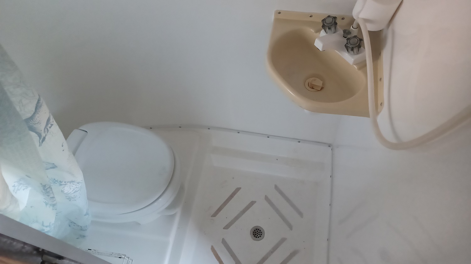Casita bathroom, also cozy