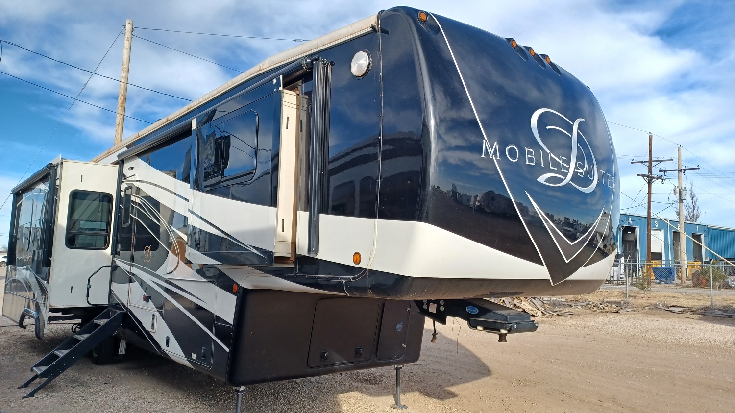 Link to DRV Mobile Suites 41RKSB4 Luxury 5th Wheel
