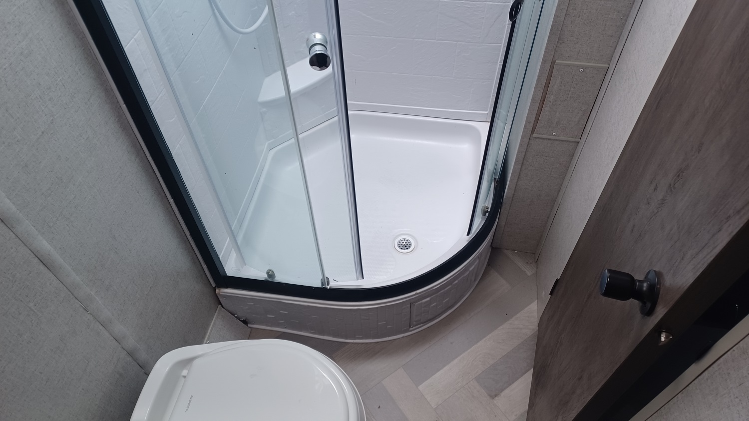 Salem 241QBXL bathroom is more spacious than photo indicates
