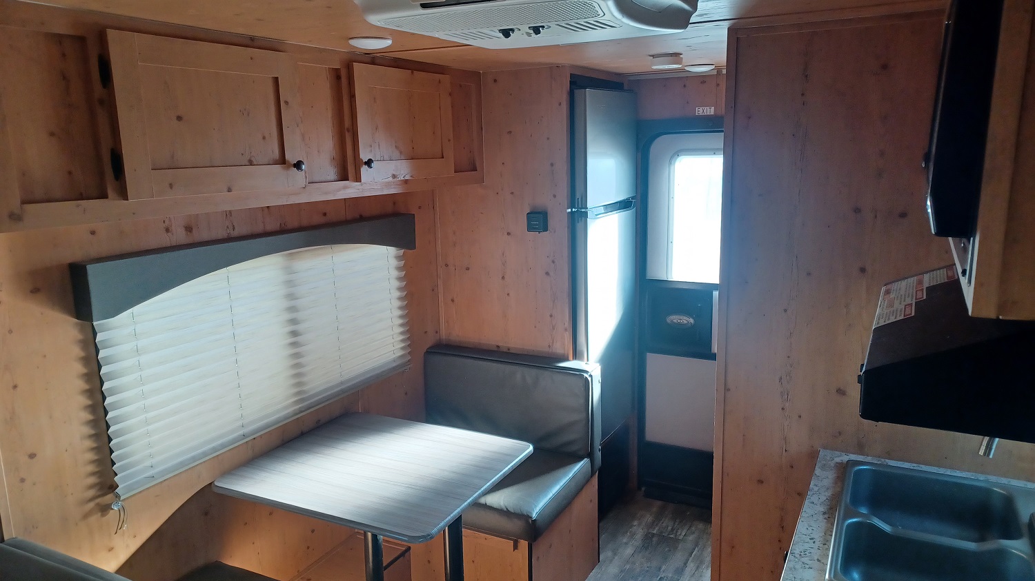 Sun Lite 18RD dinette and full sized refrigerator