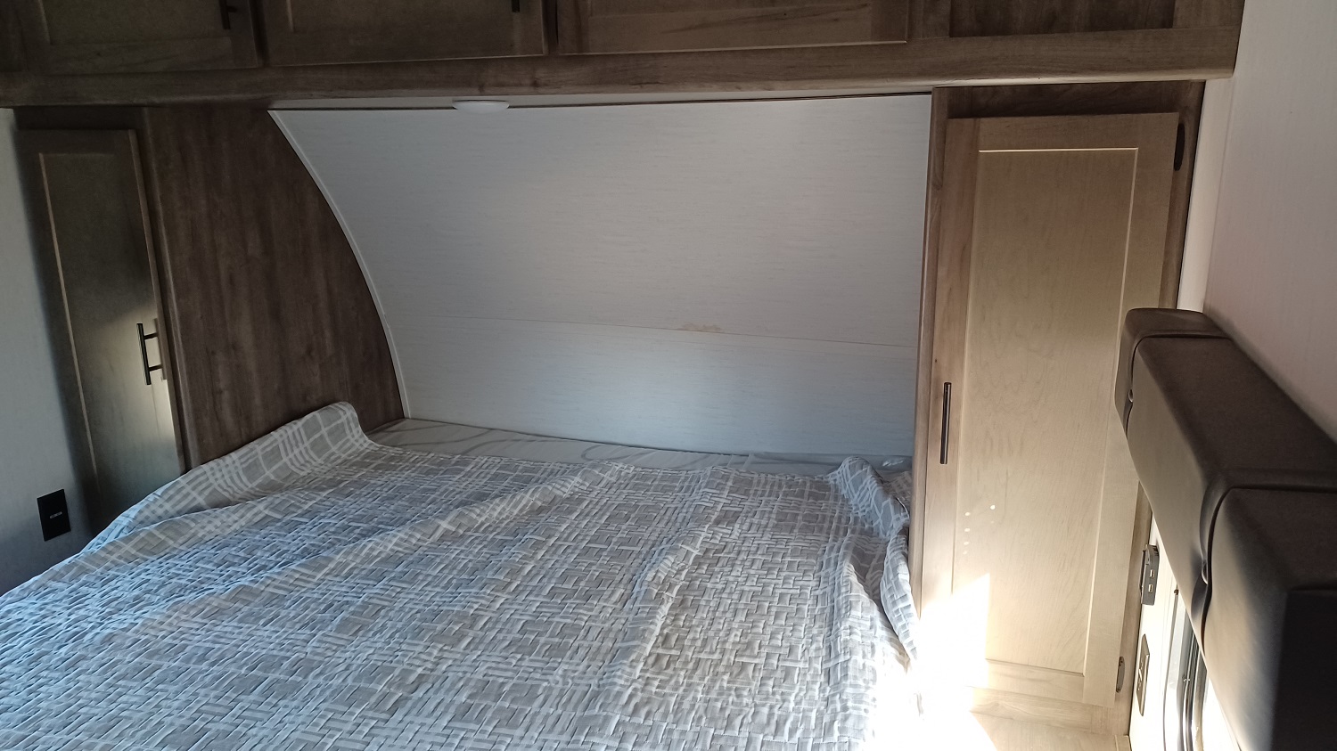 and the bedroom is equipped with a bed