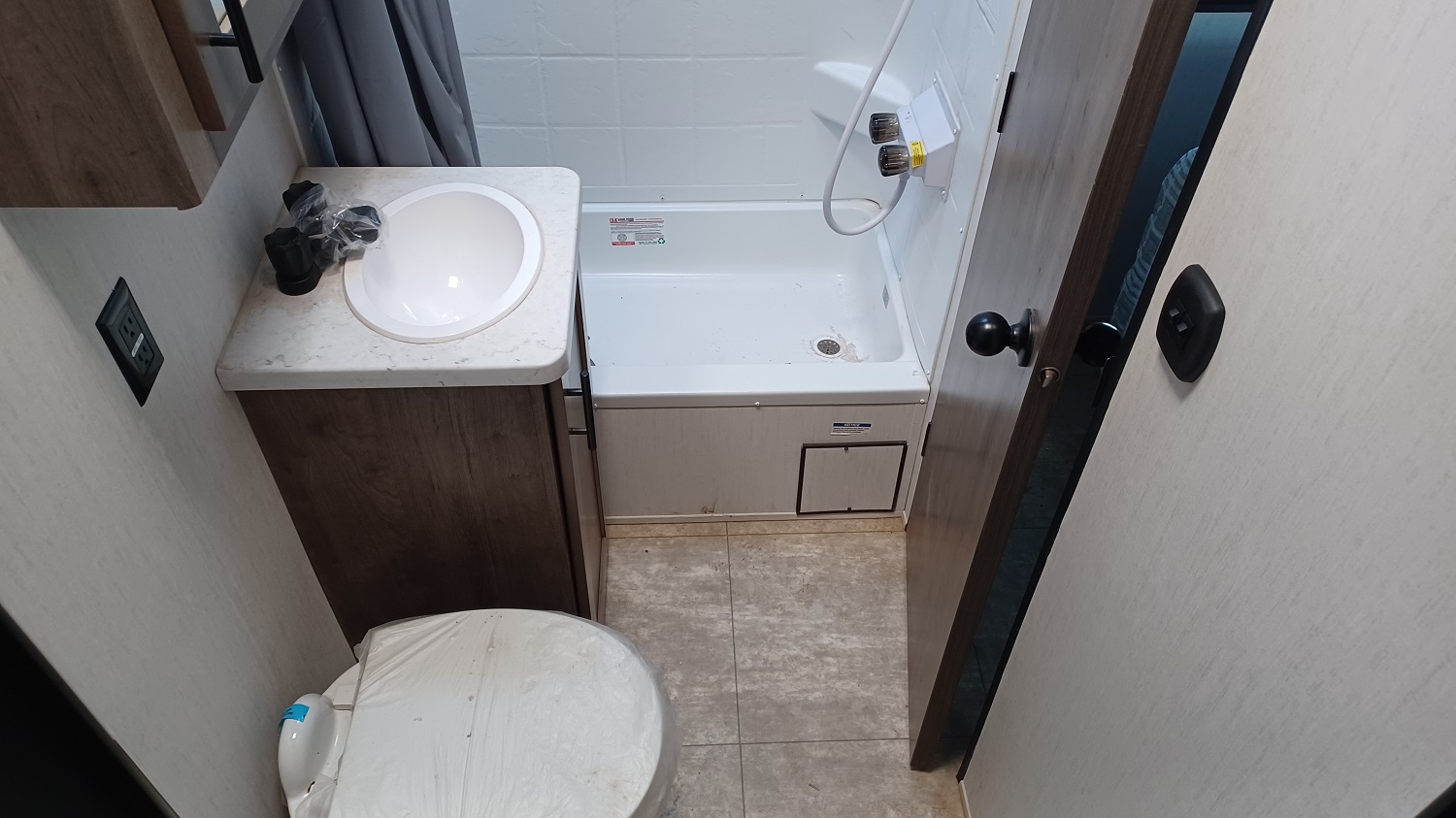 the full bathroom is full of bathing room